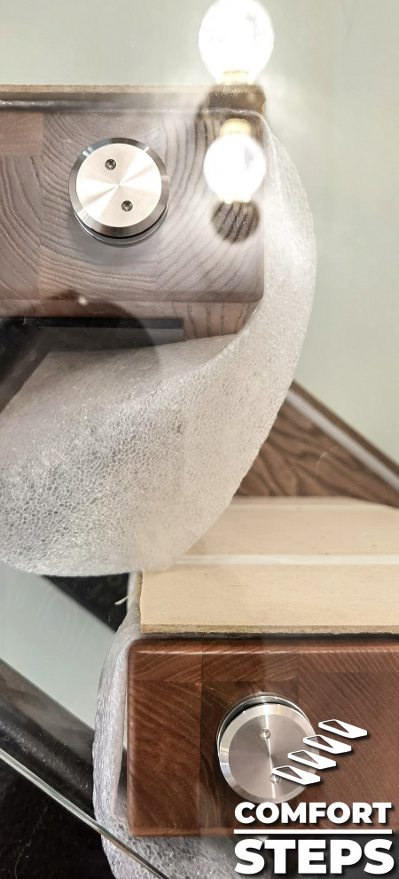 Четырехмаршевая лестница со стеклянным ограждением в коттедже Нижнего Новгорода