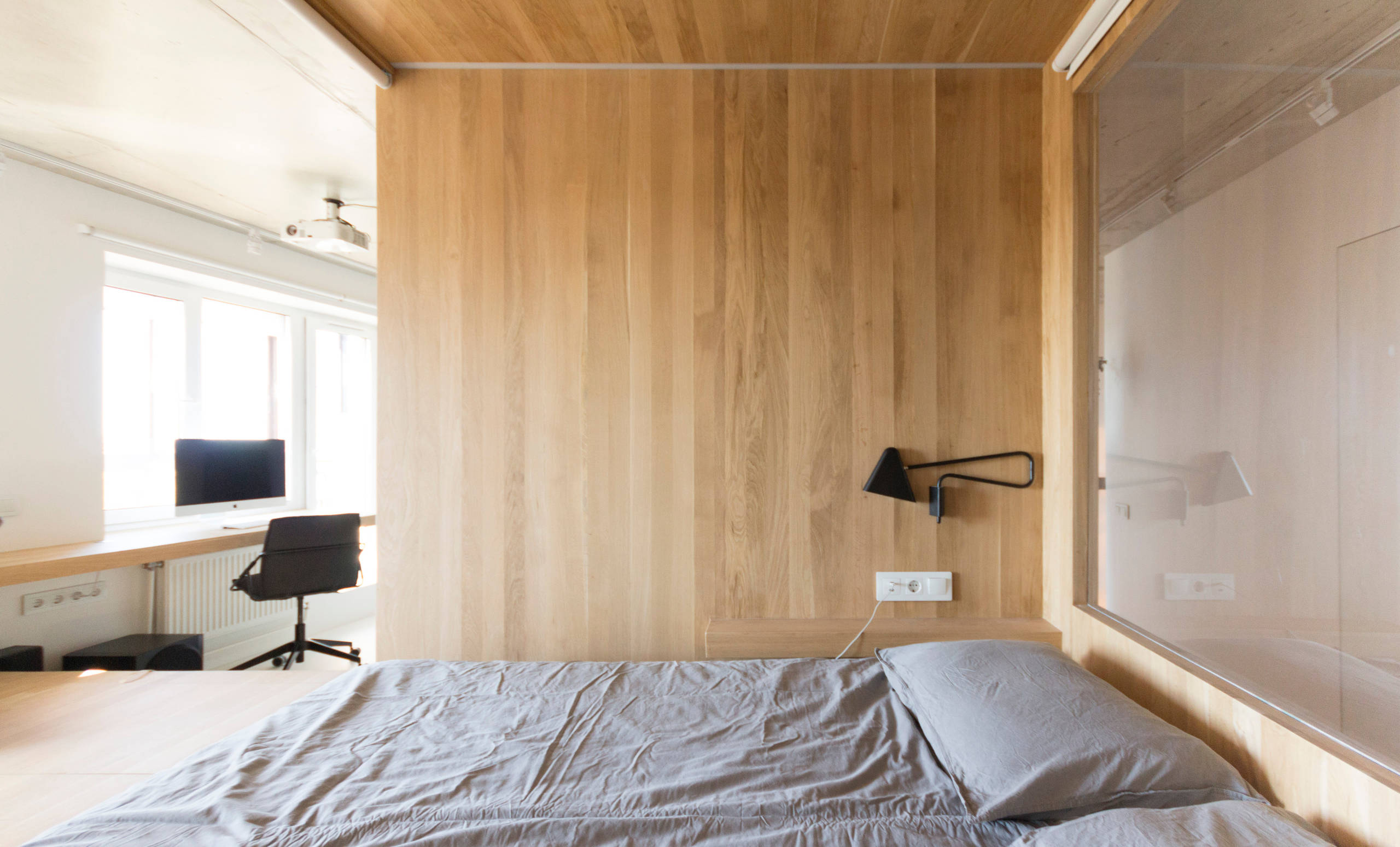 Houzz тур: Спальня в кубе и бетонный потолок для айтишника