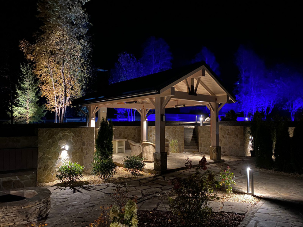 Сад для черной кошки и белого кота