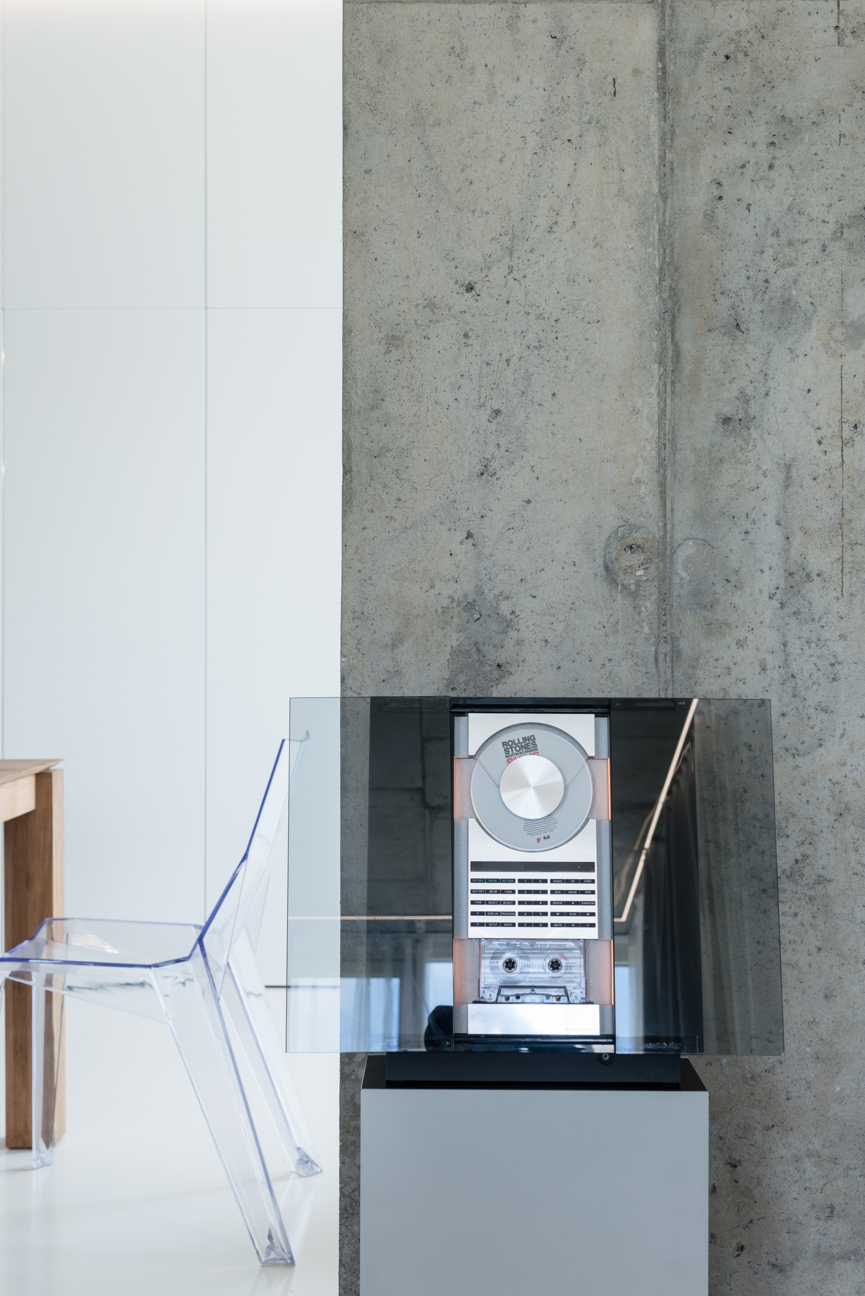 В гостях: Квартира архитекторов в бетоне и с «умным» светом