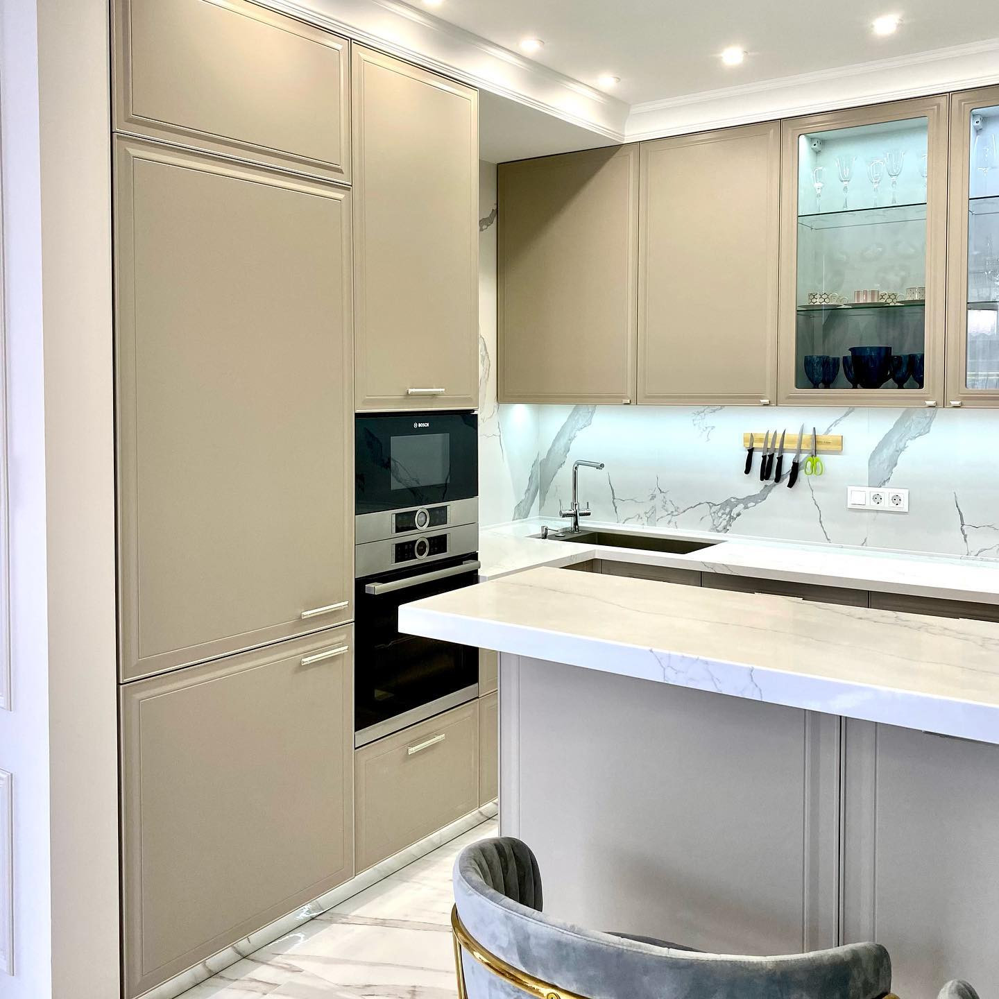 Угловая кухня с индивидуальной фрезеровкой фасадов