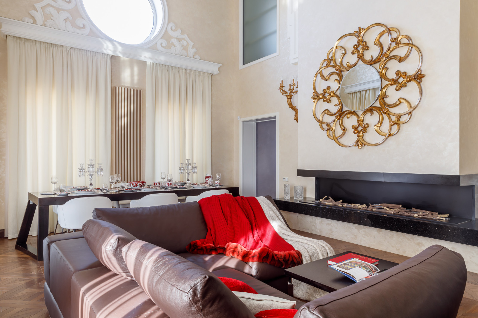 Дом с круглым окном