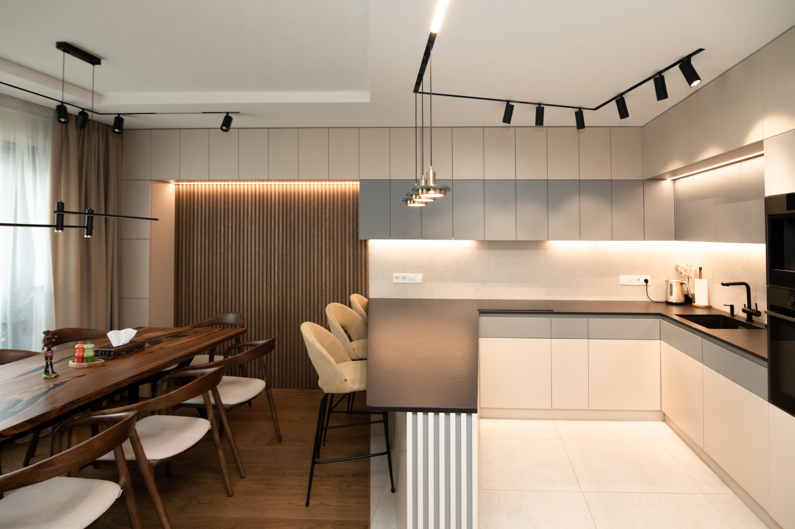 Современная кухня-гостиная с необычной барной стойкой и ТВ-зоной