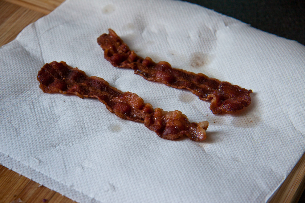 Рецепт: Запеканка из баклажанов, яиц и чипсов из бекона