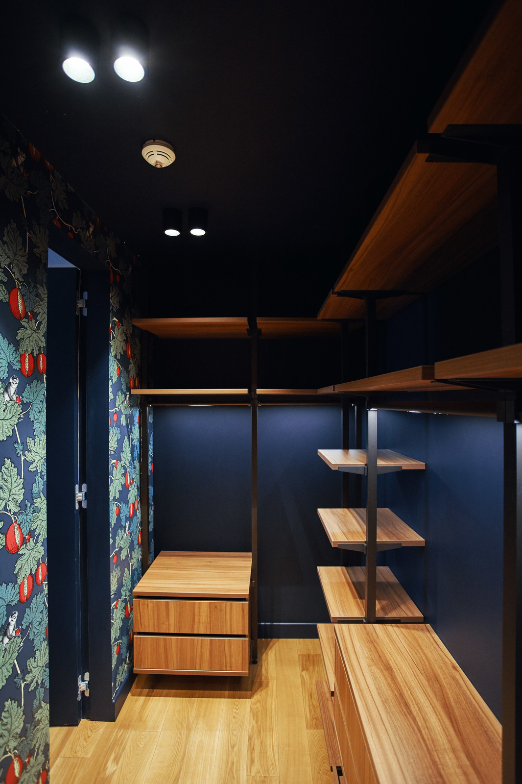 raumplus в интерьере квартиры на Минской, гардеробная UNO спальня