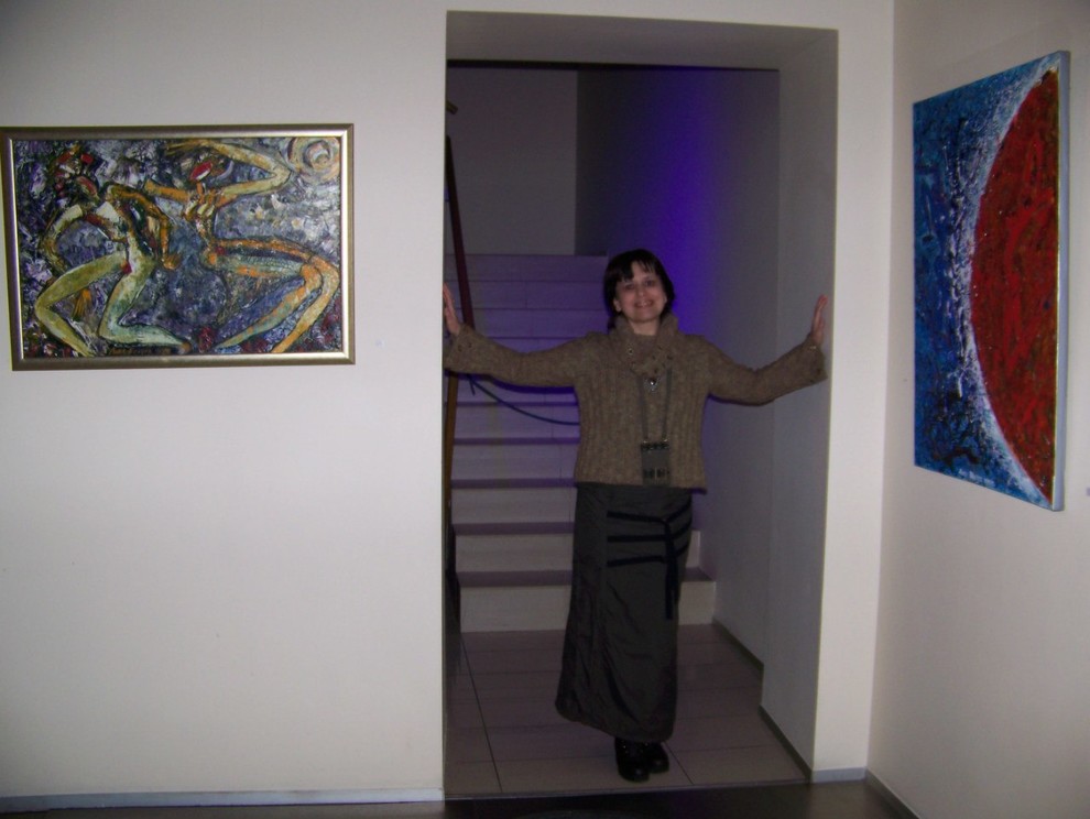 Обложка проекта: На фоне картин Лики Волчек