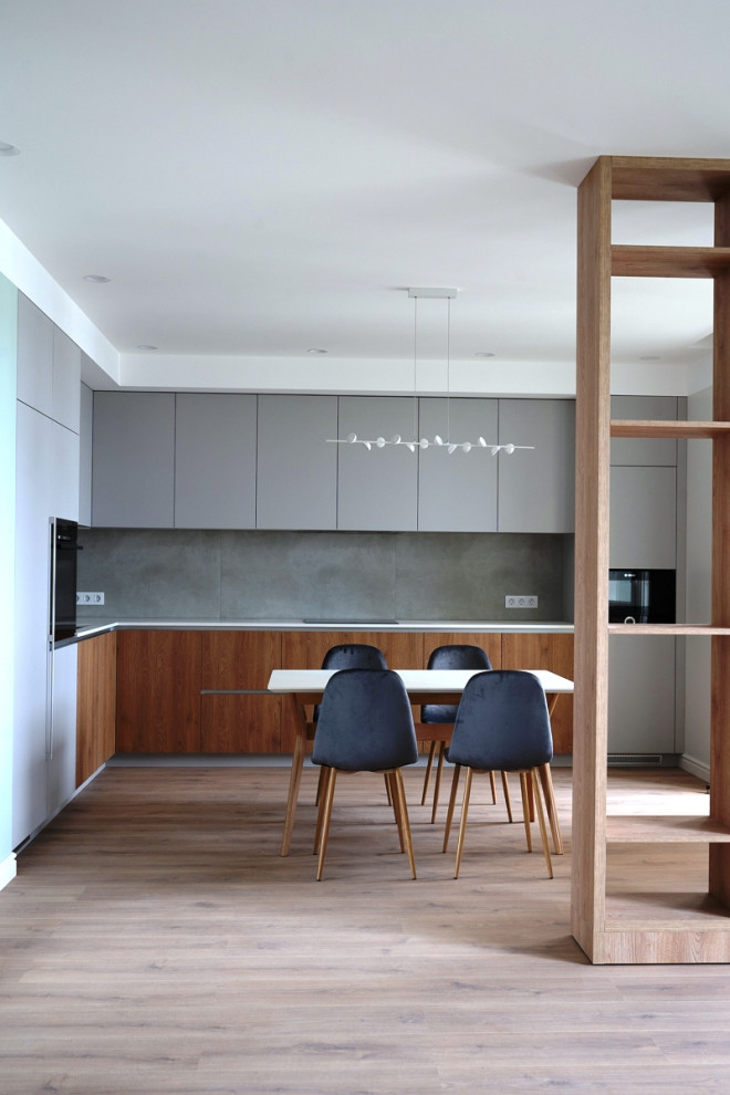 Еще одна серая кухня в большом проекте современной московской квартиры