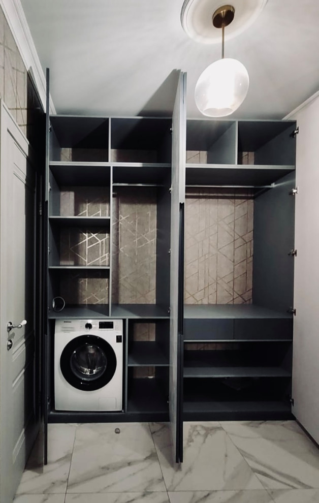 Шкаф в прихожей (встройка СМ).