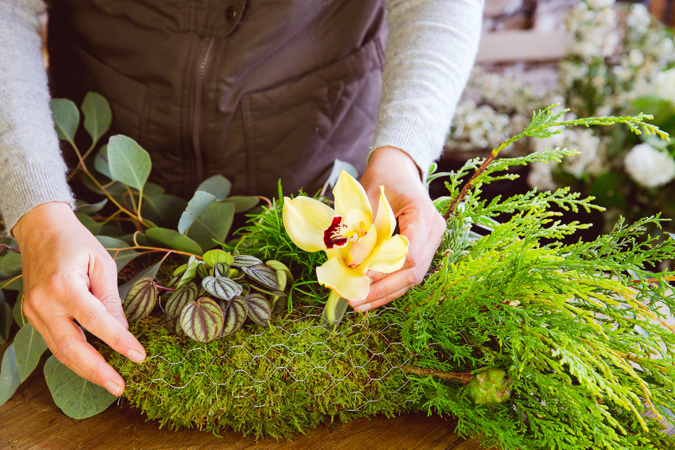 Своими руками: Композиция изо мха и цветов