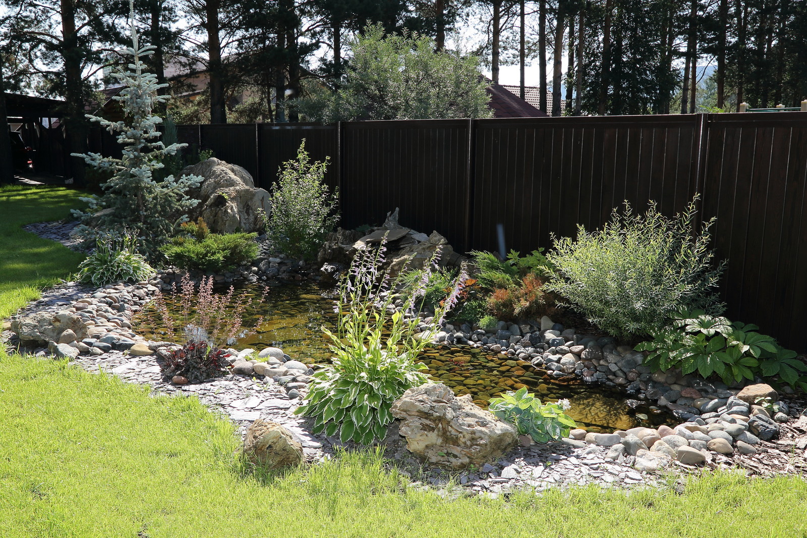 Загородный живописный сад.