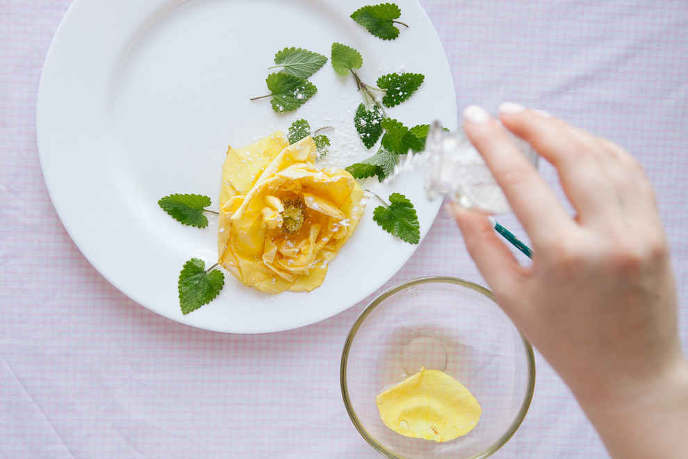 Как правильно: украсить десерт живой розой