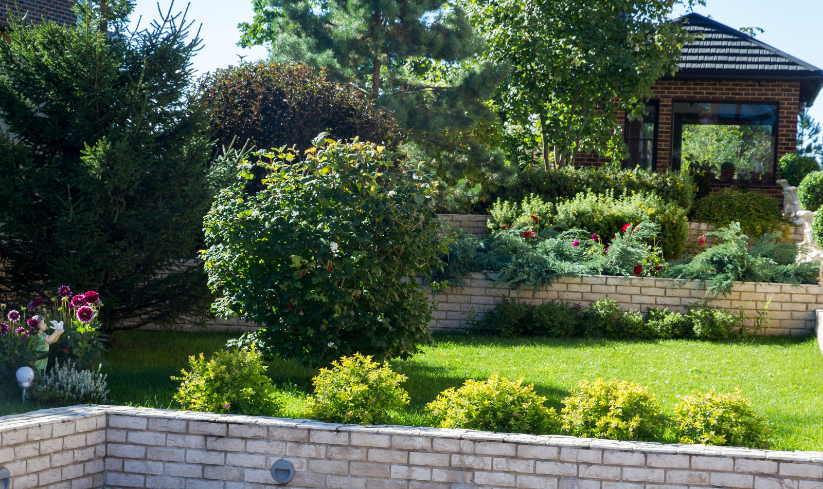 Сад на Пятницком шоссе.  Дизайнер Лариса Юрова