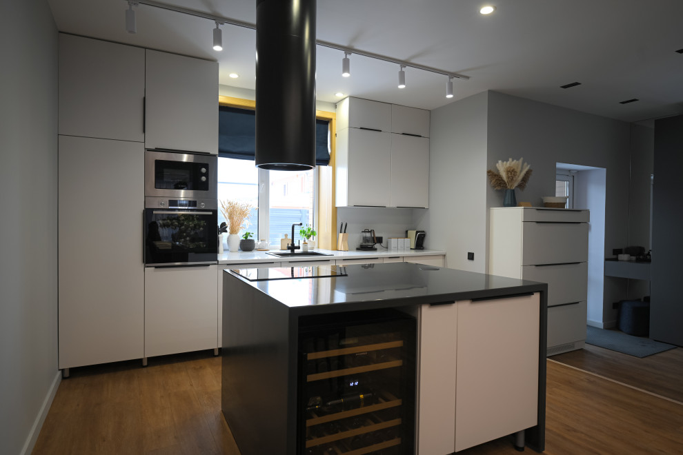 Коттедж в Чукреевке с природными фресками и рейками с подсветкой