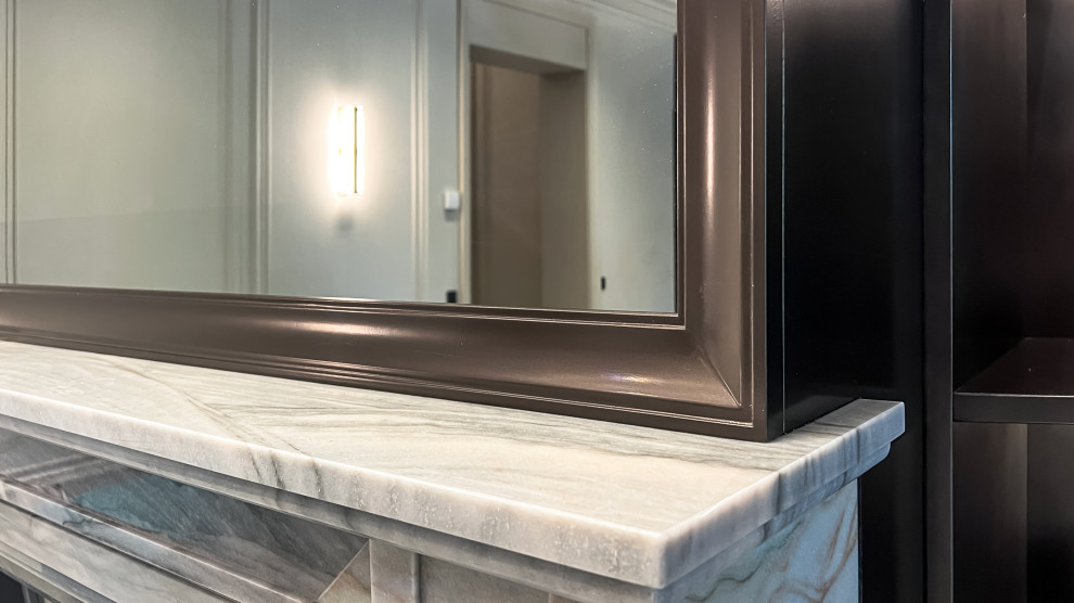 Зеркальный телевизор над камином