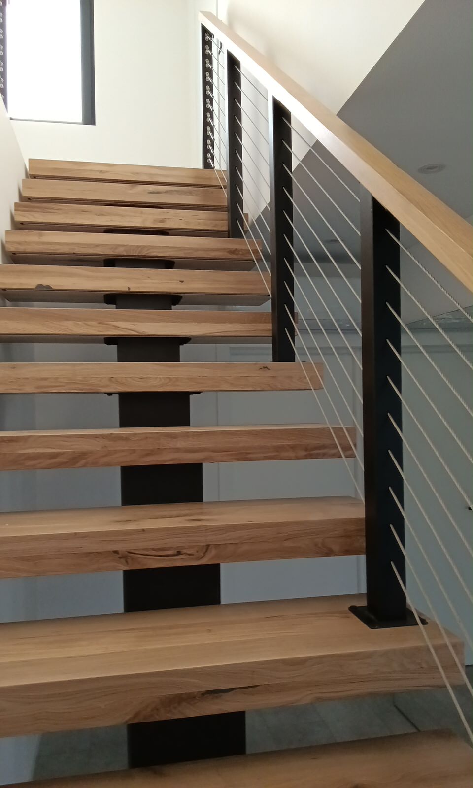 Лестница в стиле LOFT центральной балке