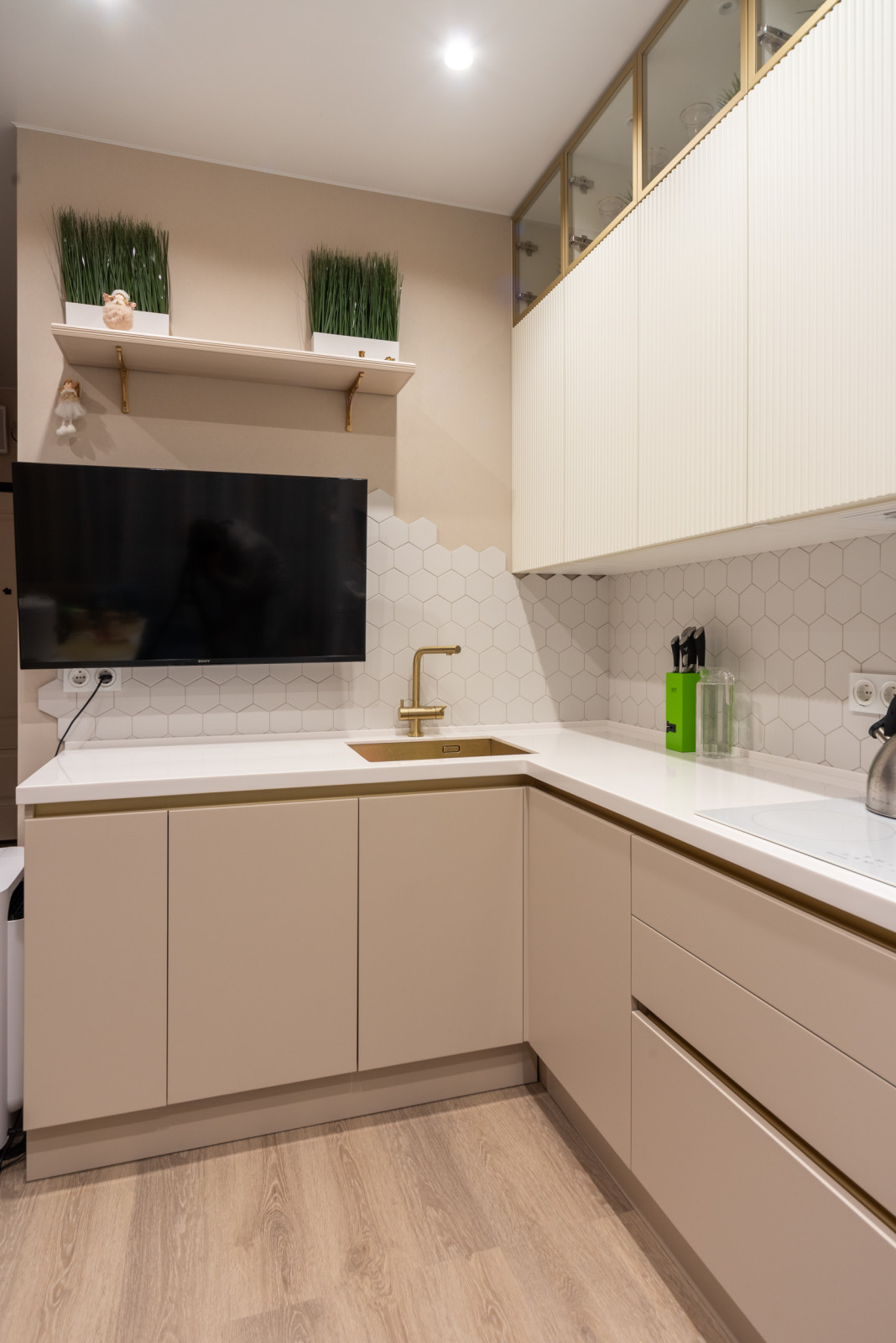 Красивая кухни и вместительная гардеробная