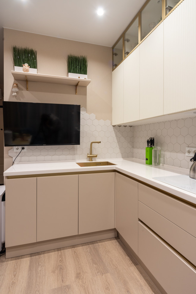 Красивая кухни и вместительная гардеробная