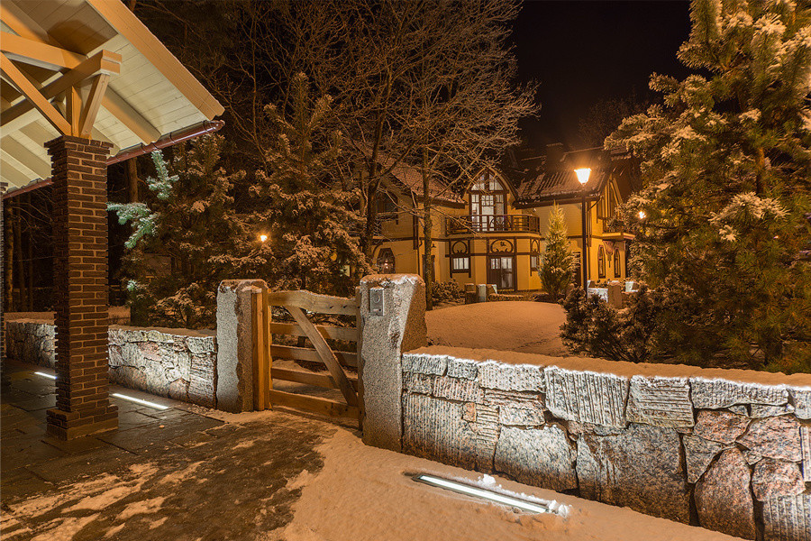 Участок в поселке со старыми кленами и дубами