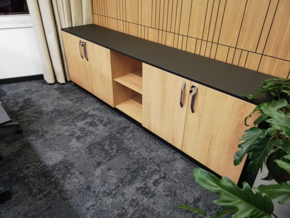 Низкий шкаф с закрывающимися створками