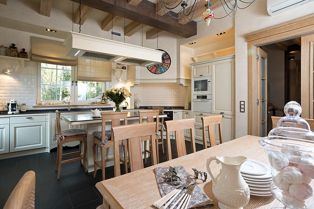 Реконструкция частного дома. Интерьер кухни-столовой
