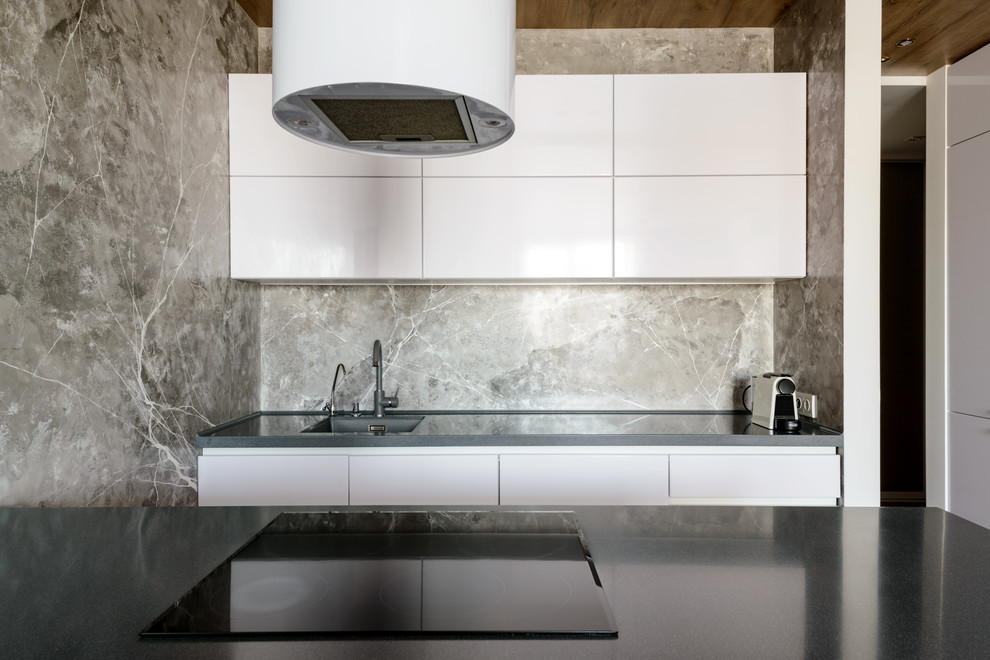 Камень и дерево в центре Сибири