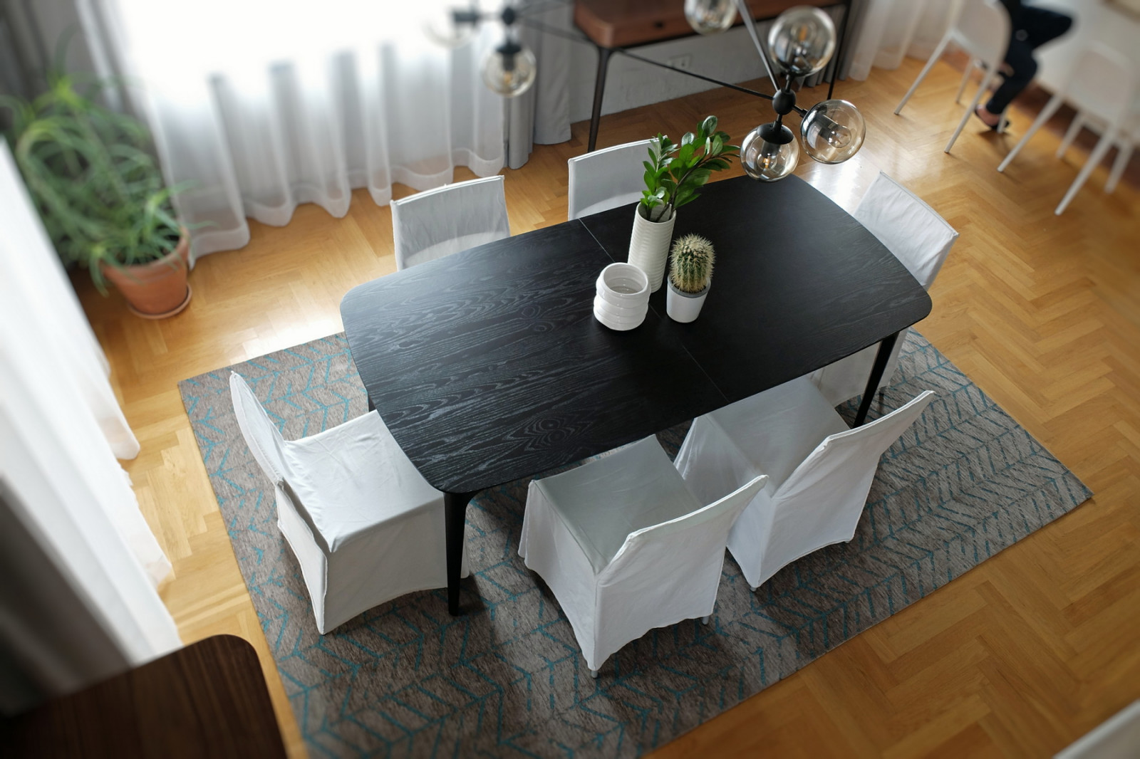 Обеденный стол