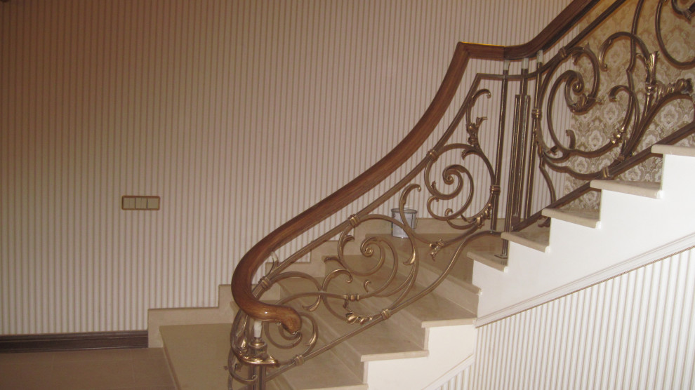 Деревянный гнутый поручень на кованые ограждения лестниц.