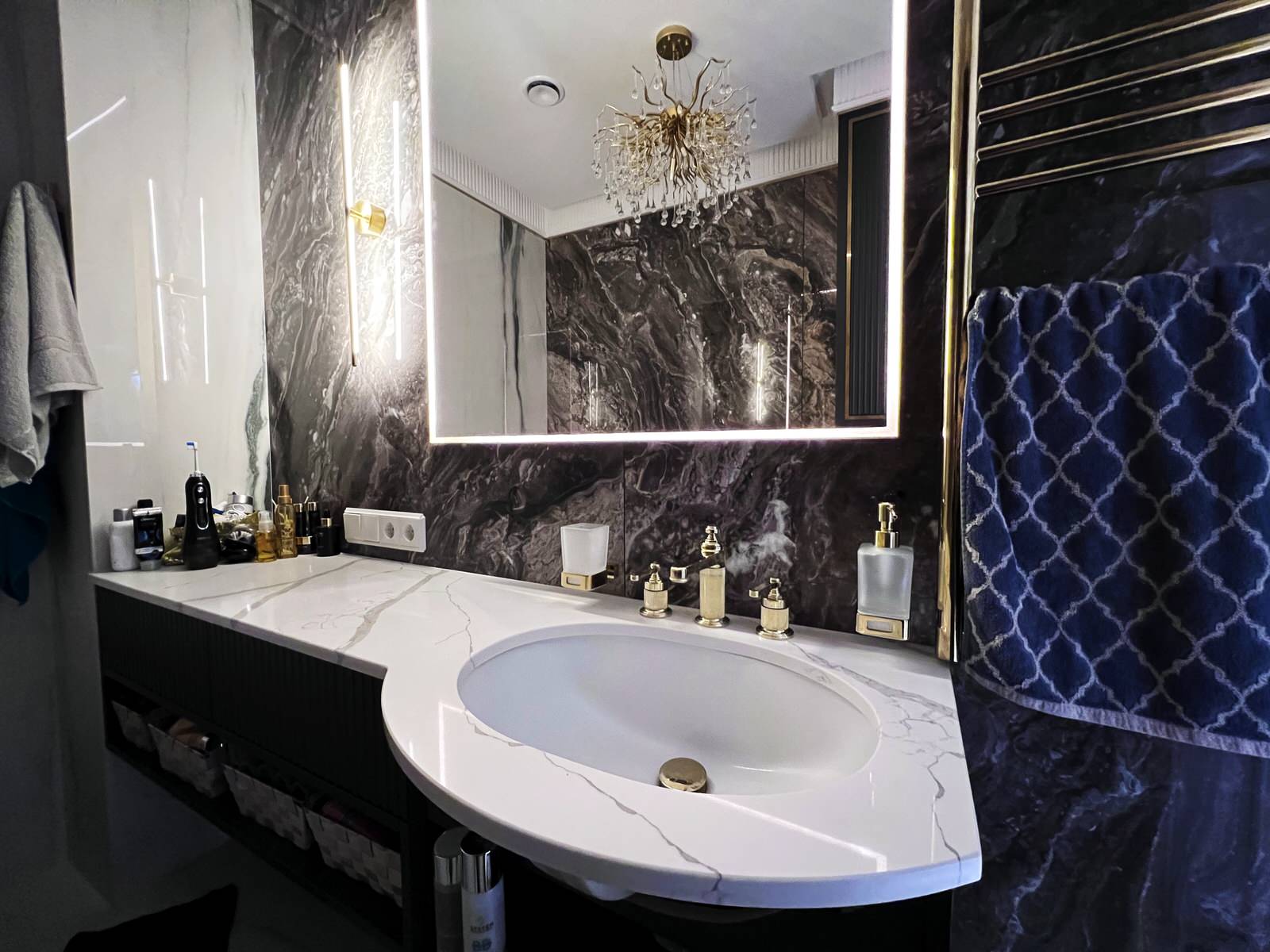 Зеркало в сатинированной раме с подсветкой