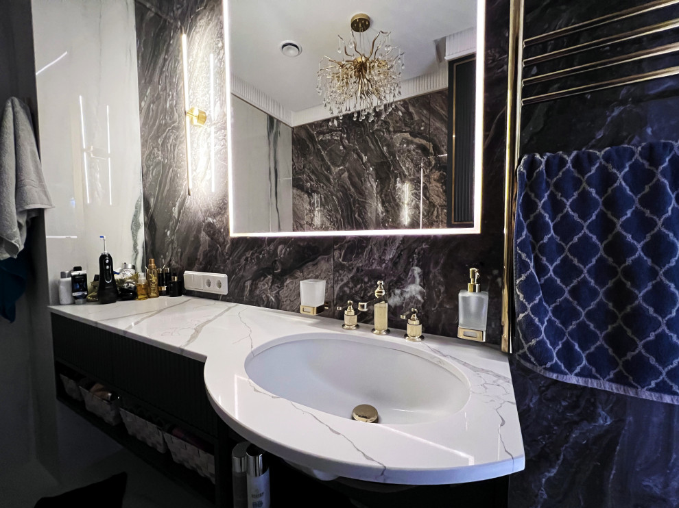 Зеркало в сатинированной раме с подсветкой