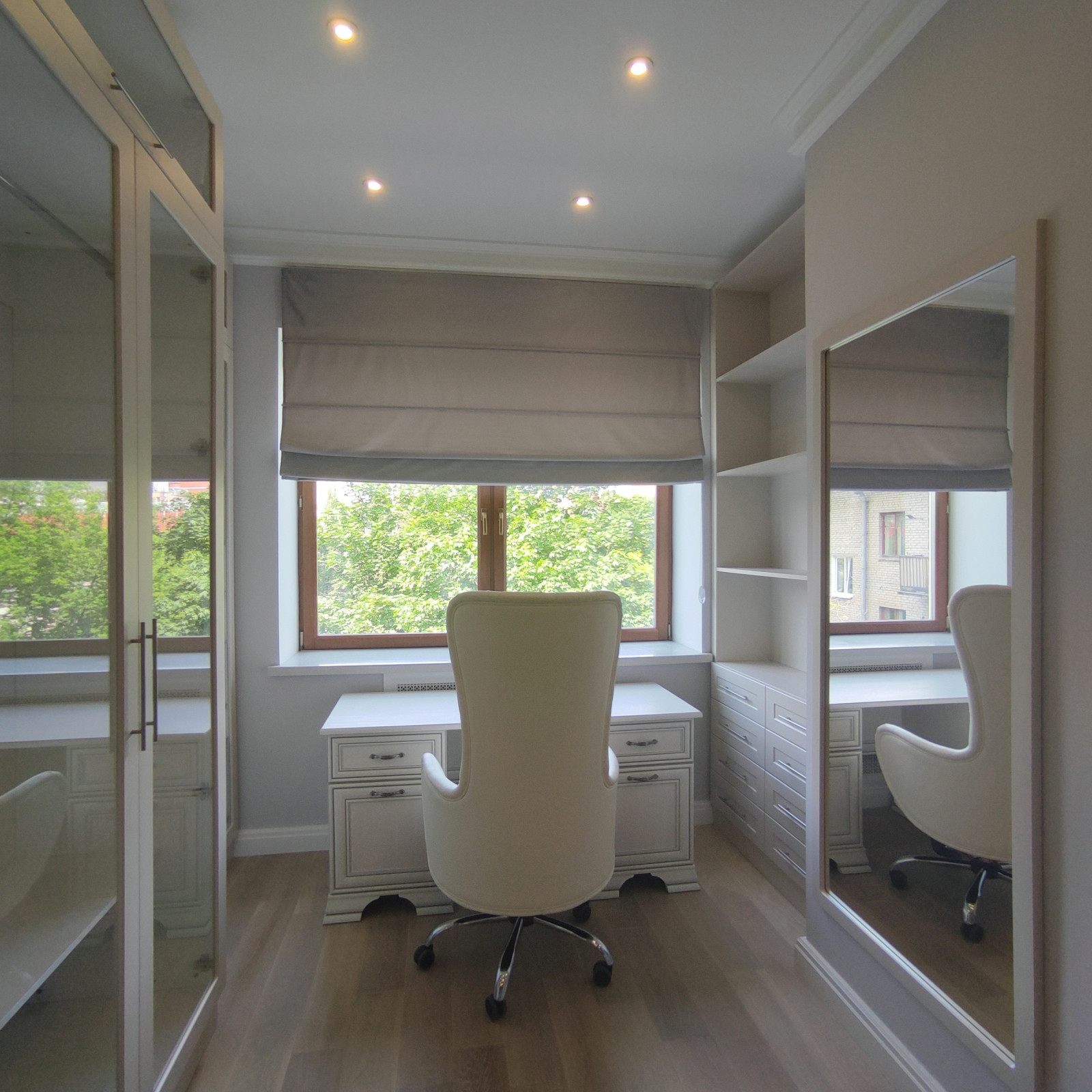 Двухуровневая светлая квартира в неоклассическом стиле