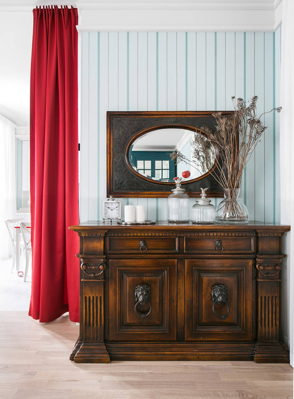 Houzz тур: Квартира с цветными шкафами для коллекции фарфора