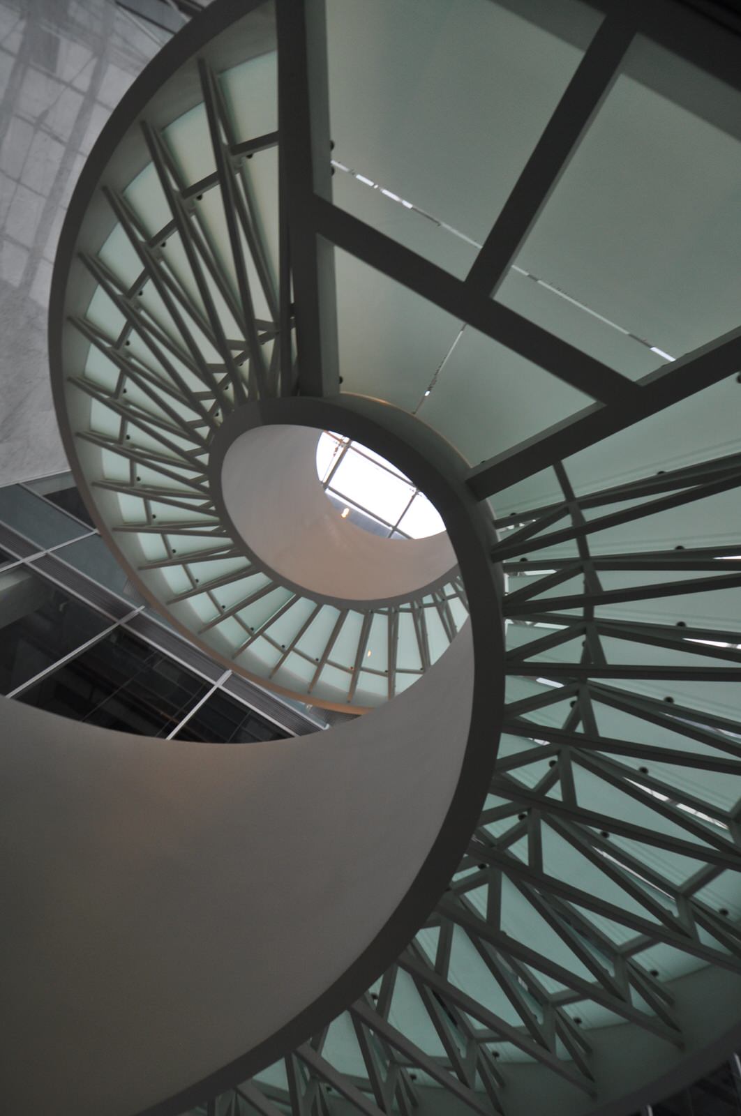 ЛЕСТНИЦА В МОСКОВСКОЙ ШТАБ-КВАРТИРЕ ADIDAS