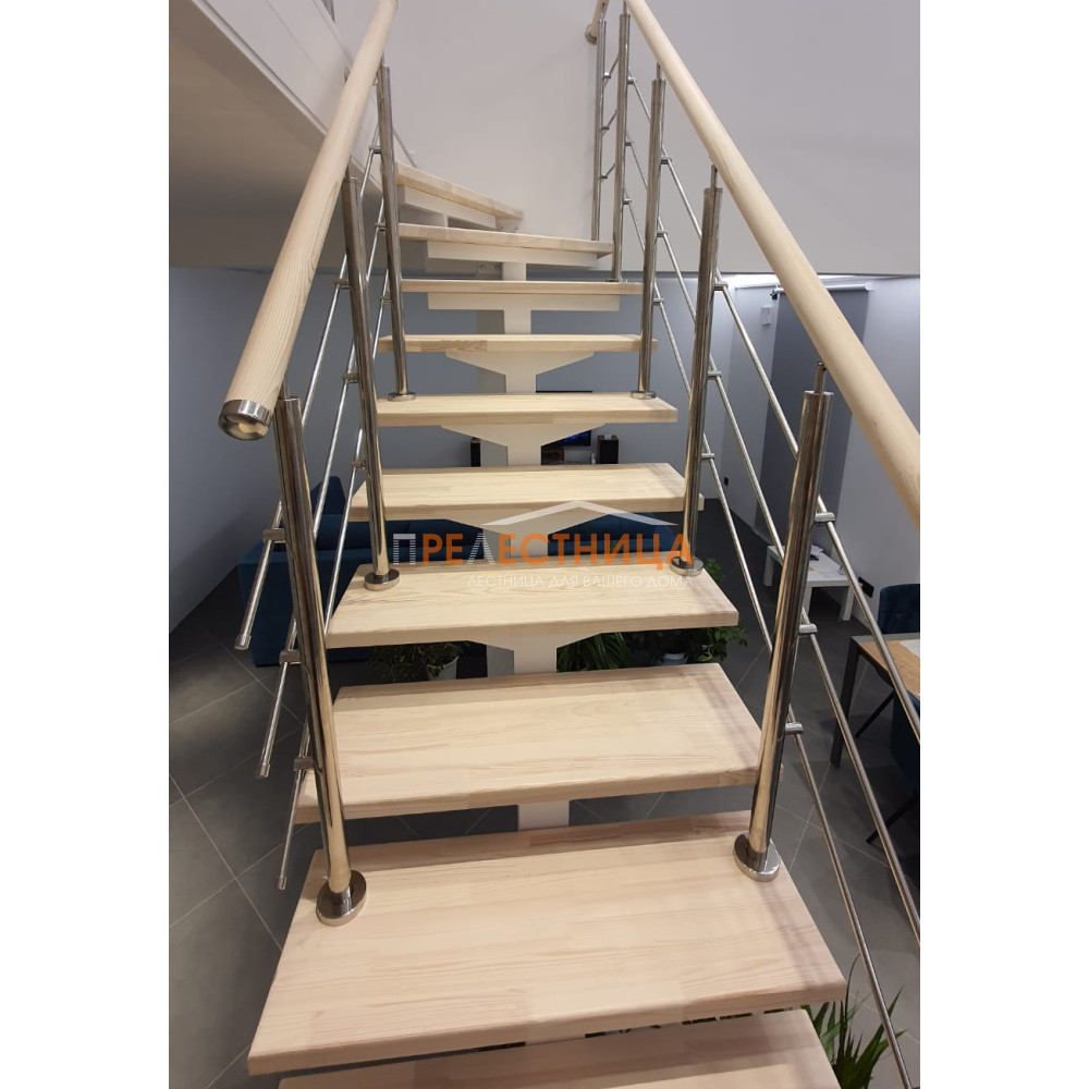 Лестница на центральном металлическом косоуре Ассоль 44