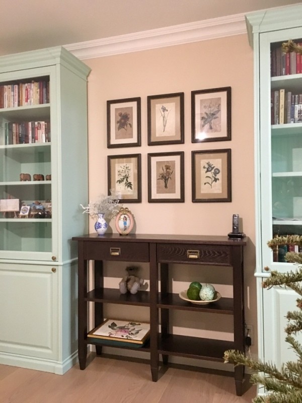 Обложка проекта: Комплект картин в интерьере гостиной