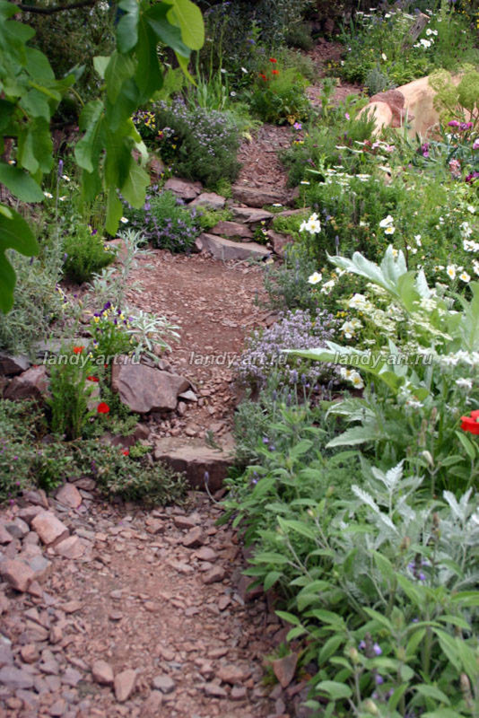 Использование сыпучих материалов в саду.