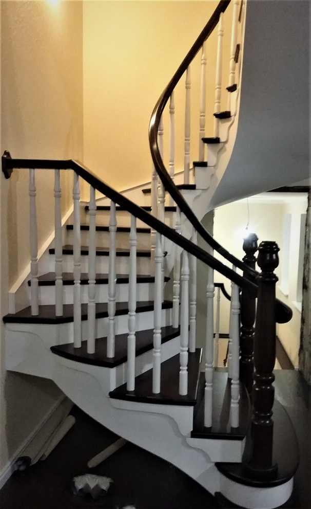 Винтовая лестница на бетонном основании из ясеня