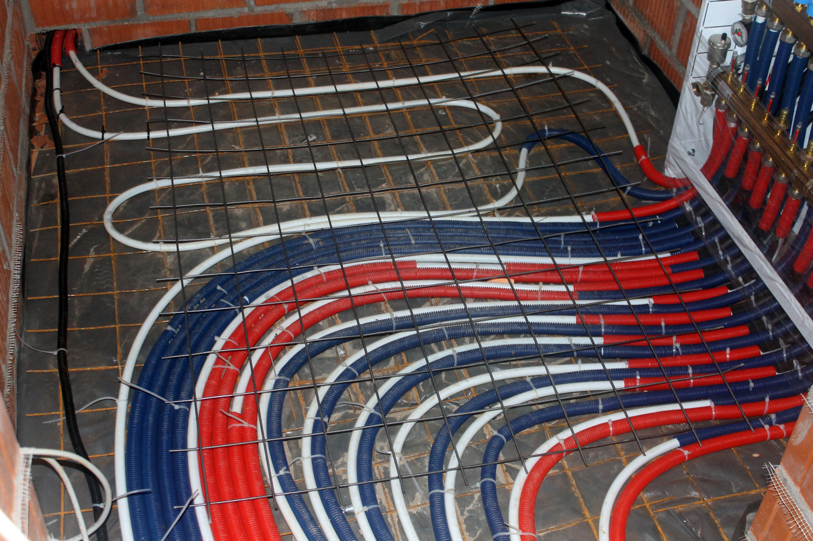 Дом из кирпича в "Охтинском парке"