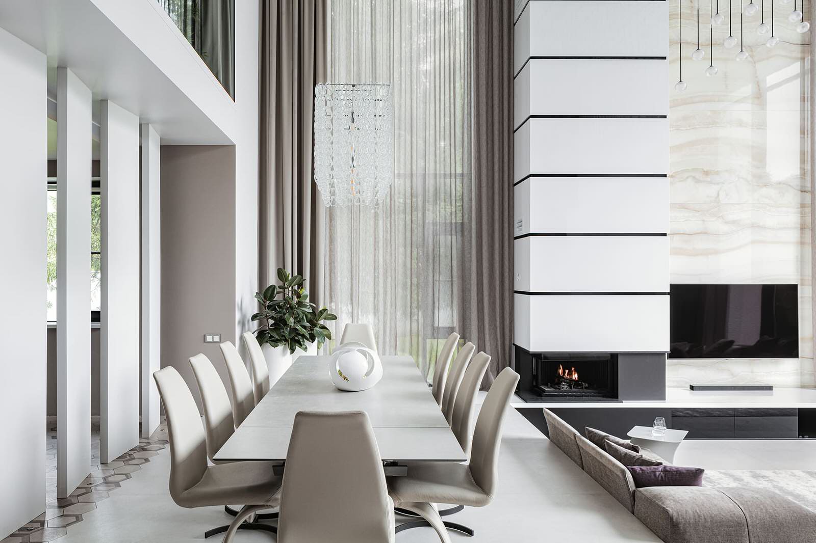 Большой красивый белый дом