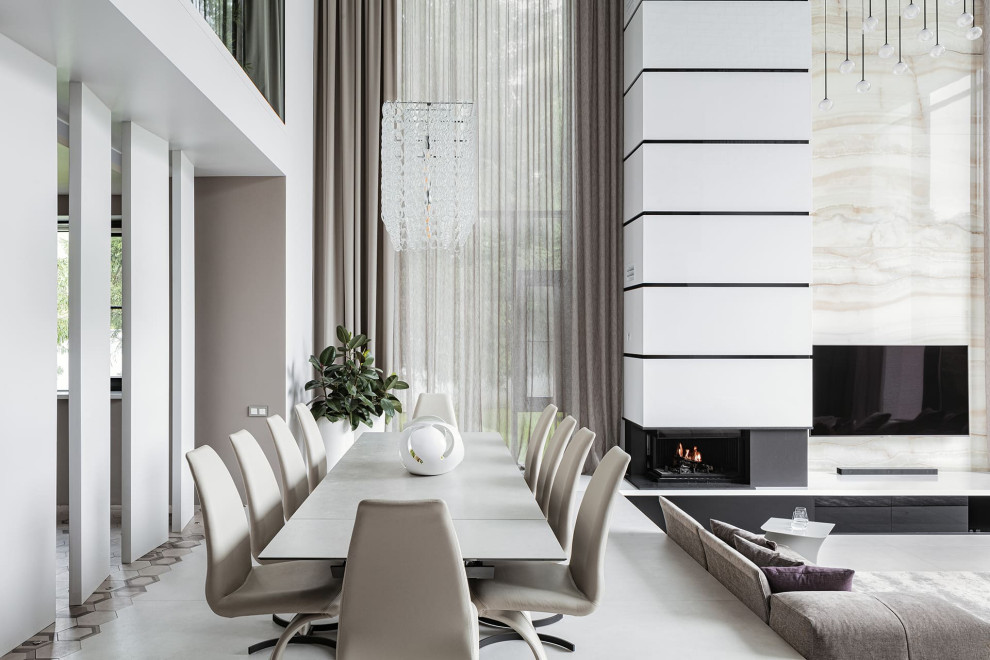 Большой красивый белый дом