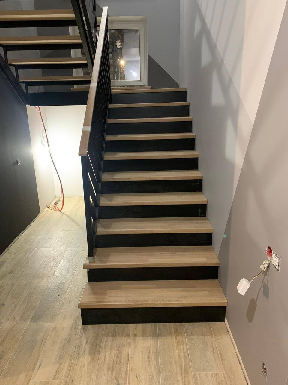 Комбинированная лестница на металлическом каркасе