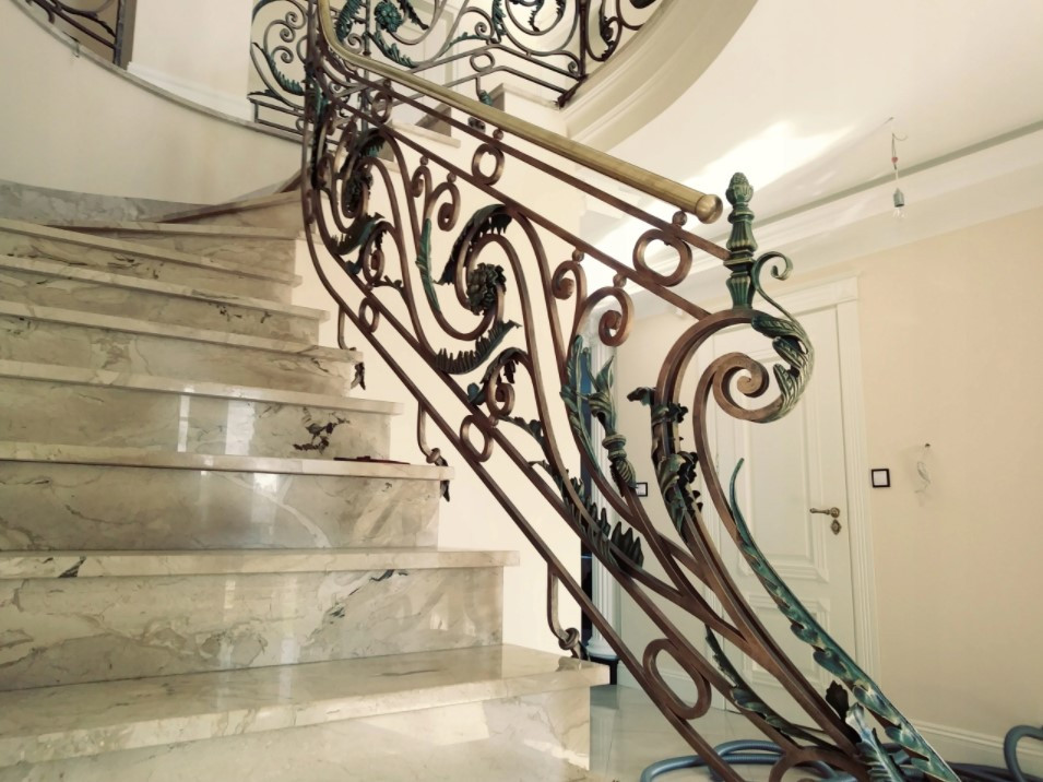 Кованые перила с бронзовым патинированием