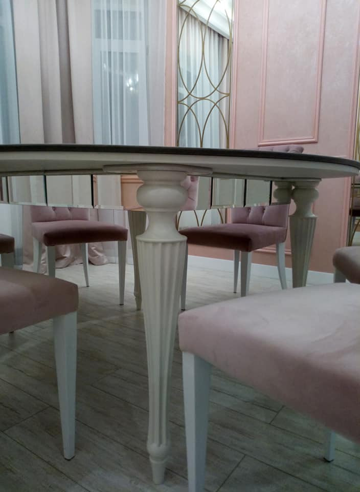 Кухня и гостиная с витринами