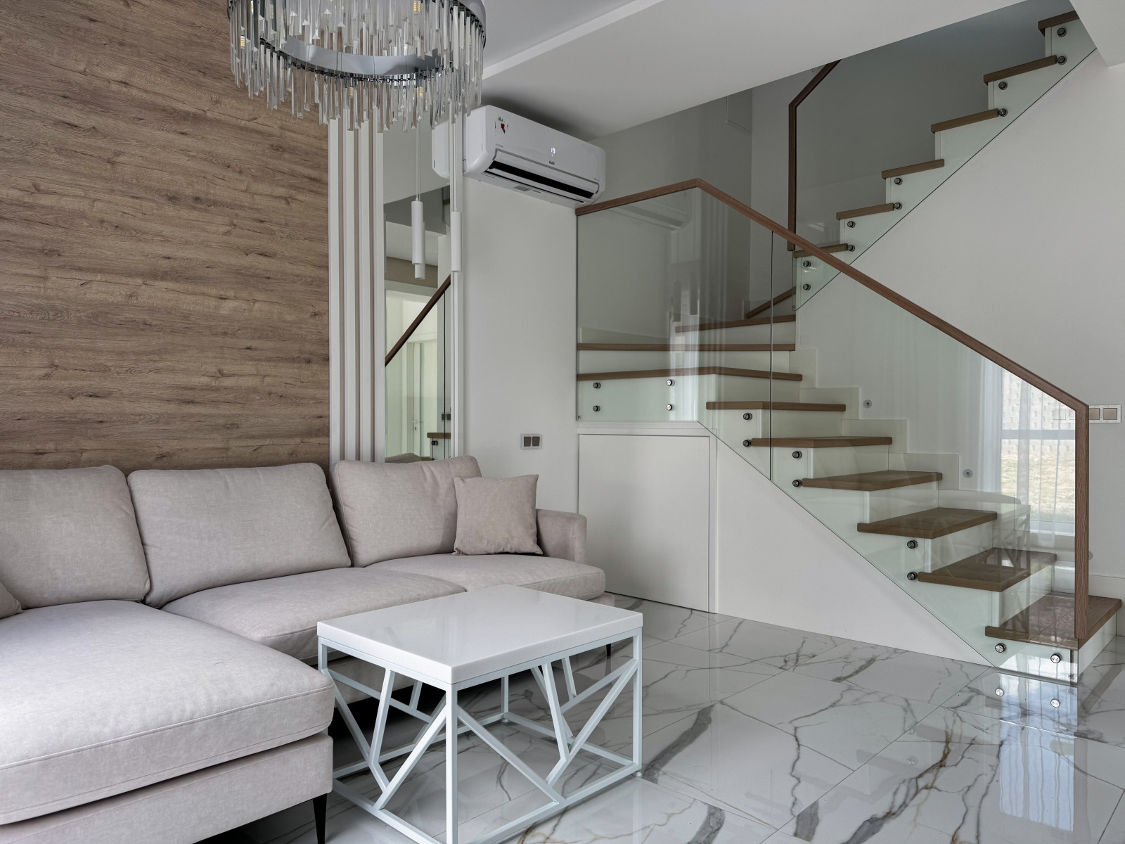 Гостиная с открытой лестницей