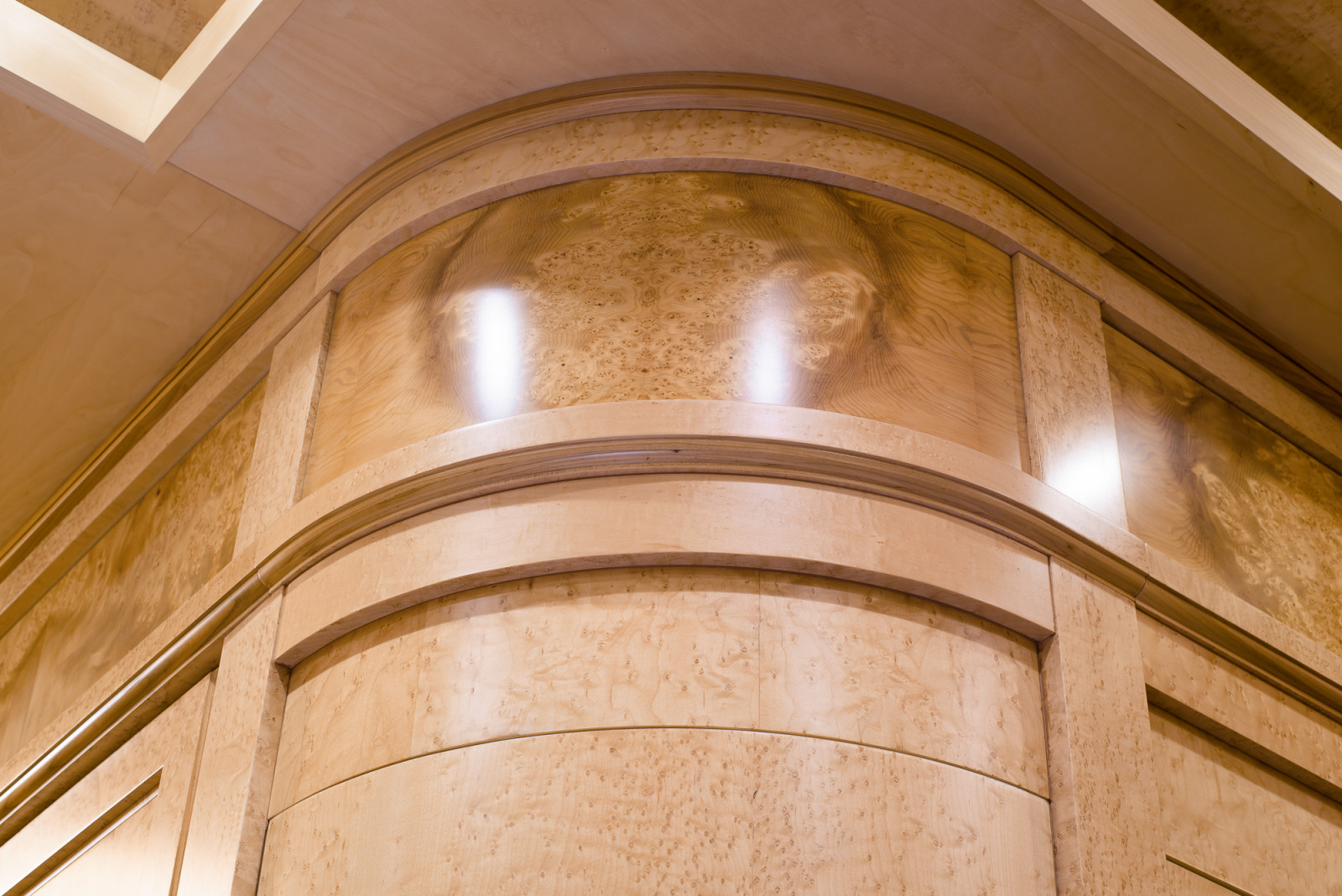 Прихожая и коридор в отделке декоративным шпоном.