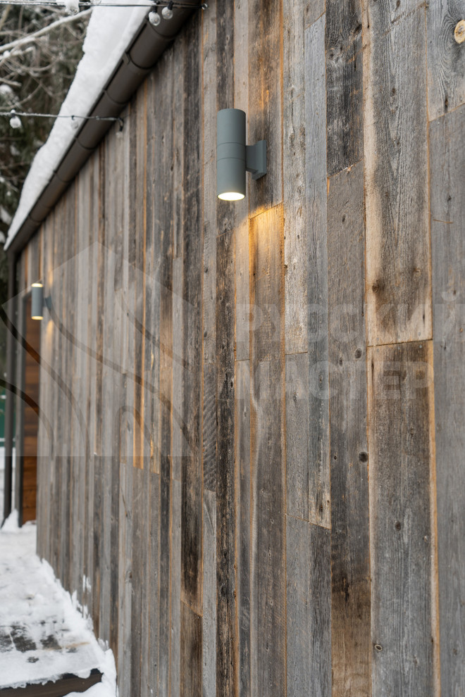 Современная баня в стиле барнхаус с отделкой из амбарной доски и доски Шале