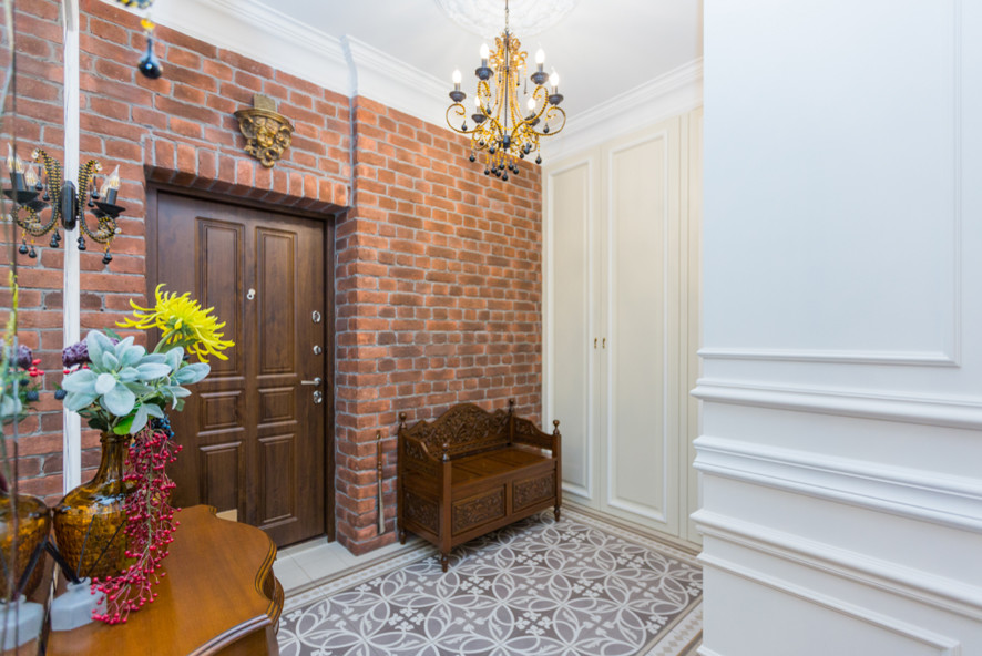 Кухня соединенная с гостиной зеркальным порталом. Реализованный проект