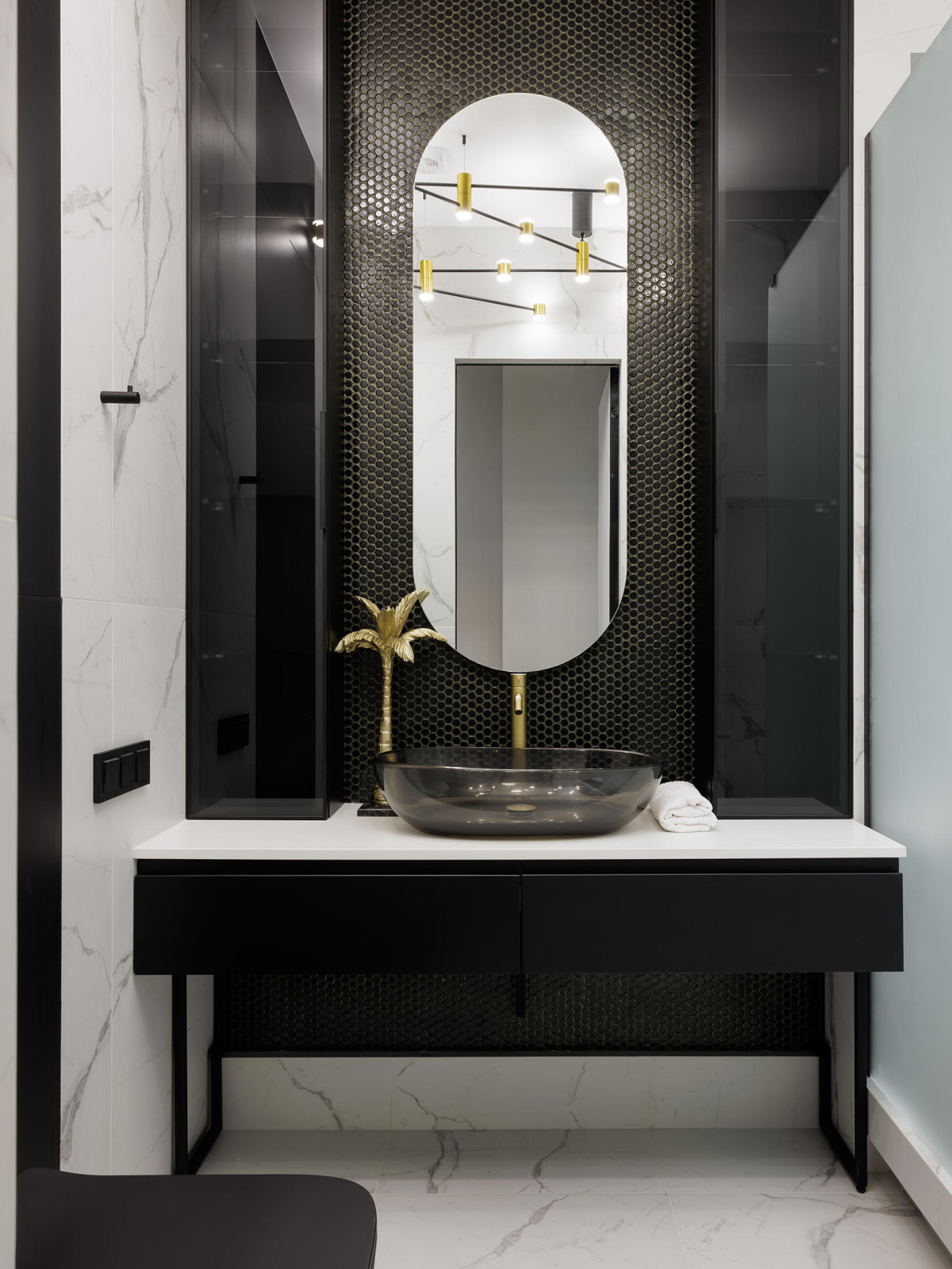 Дизайн современной квартиры с бордовыми акцентами в ЖК "Притяжение" - 146 м2