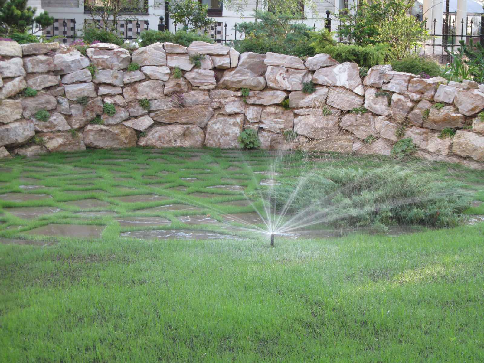 Зона отдыха среди  камней и растений .