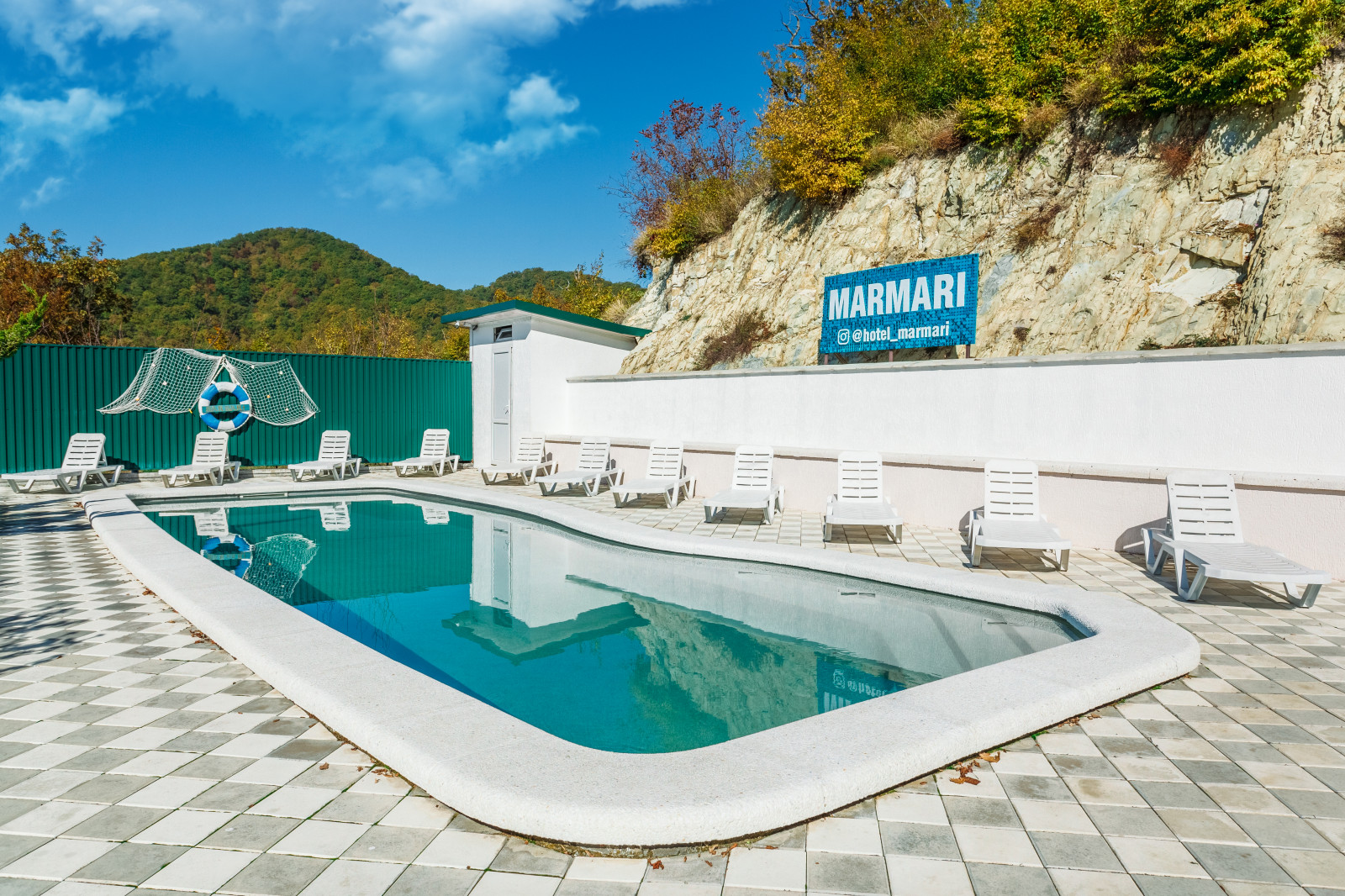 Открытый бассейн в горах.