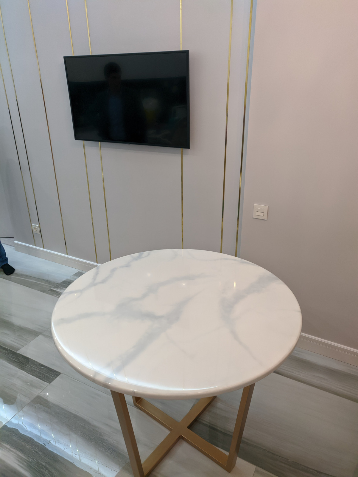 Круглый обеденный стол под белый мрамор